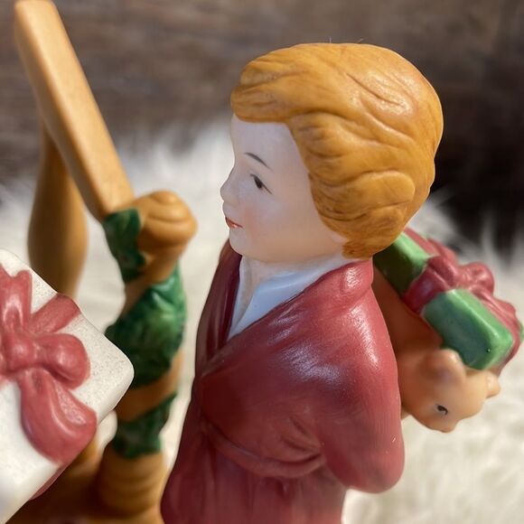 Avon Vintage 1984 Christmas Memories Figurine, Celebrating the Joy of Giving - Picture 9 of 15